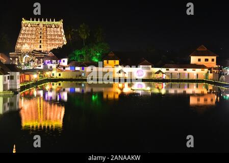 Sree Padmanabhaswamy Temple und lakshadeepam padmatheertham Teich während der Zeremonie, Thiruvananthapuram, Kerala, Indien Stockfoto