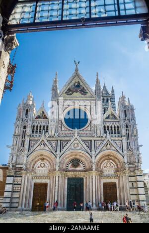 Fassade der Kathedrale von Siena mit abwechselnd Streifen von Weiß und grün-schwarzem Marmor mit seinen drei Portal, als der Eingang zu den Dom, Stockfoto