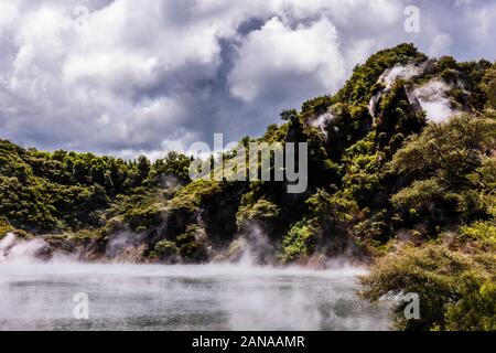 Kathedrale Felsen an das Vulkantal Waimangu, Rotorua, Bay of Plenty, Neuseeland Stockfoto