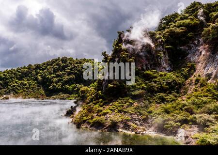 Kathedrale Felsen an das Vulkantal Waimangu, Rotorua, Bay of Plenty, Neuseeland Stockfoto