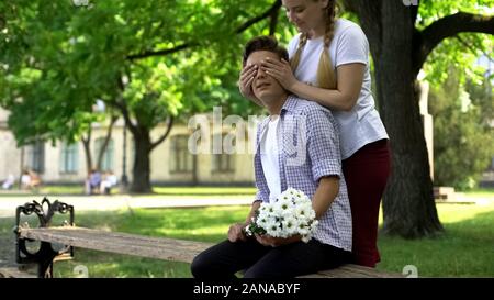 Freundin schließen Freunde Augen zu erraten, wer, romantische Beziehung, Datum Stockfoto