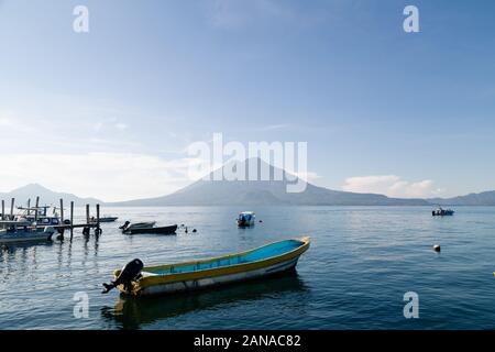 Blauer See, der von Bergen und Vulkanen in Guatemala Atitlan See umgeben ist. Stockfoto