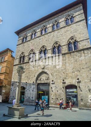 Römische Wölfin auf eine Spalte auf der Piazza Tolomei vor Pazzo Tolomei im historischen Zentrum von Siena, Toskana, Italien Stockfoto