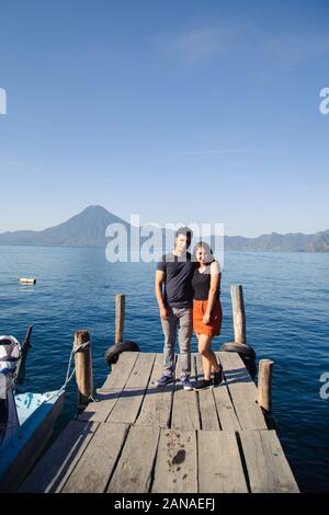 Reisen Paar stehend an der Pier der Atitlan See, in die Kamera lächeln. Stockfoto