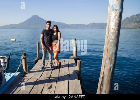 Reisen Paar stehend an der Pier der Atitlan See, in die Kamera lächeln. Stockfoto