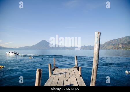 Lake Atitlan in Guatemala mit Vulkanen und Bergen im Hintergrund - Pier am See bei Sonnenaufgang Stockfoto