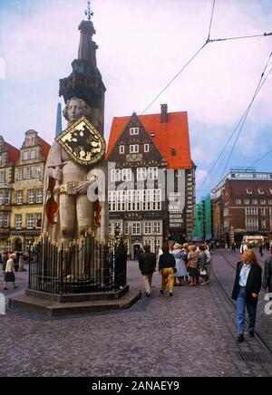 Bremen: der Marktplatz und die Roland Statue. (Jahr 1989) Stockfoto