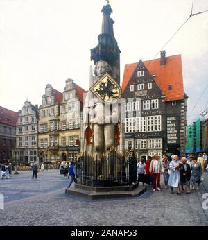 Bremen: der Marktplatz und die Roland Statue. (Jahr 1989) Stockfoto