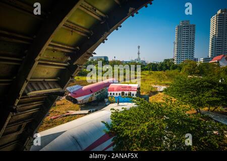 Bangkok/Thailand-06 Dezember 2019: Bangkok Flugzeugraveyard, Details aus dem Freien eines zerbrochenen Geschäftsflugzeugs, das auf dem Boden verstreut ist. Stockfoto