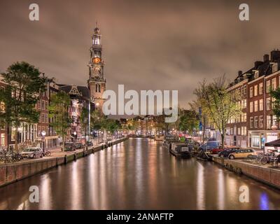 AMSTERDAM - OCT. 26., 2019. Nacht Blick auf die Prinsengracht in historischen Grachtengürtel. Es wurde im Vergleich mit Venedig. Stockfoto