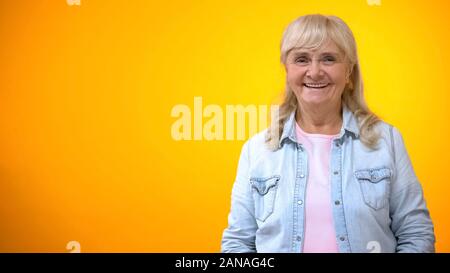 Glückliche alte frau portrait auf hellen Hintergrund isoliert, positives Altern Konzept Stockfoto