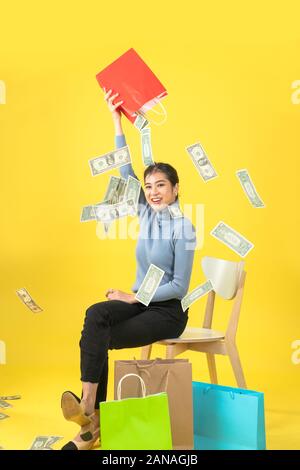 Eine Dame der linken roten paur Einkaufstasche und Bankkarten zu Tropfen von Rot shopping Papiertüte auf den Kopf gießen Stockfoto