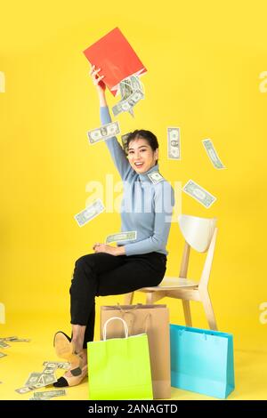 Eine Dame der linken roten paur Einkaufstasche und Bankkarten zu Tropfen von Rot shopping Papiertüte auf den Kopf gießen Stockfoto