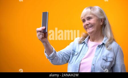 Optimistisch älterer Frauen unter selfie auf dem Smartphone, moderne Technologien Stockfoto