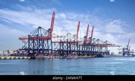 ROTTERDAM - Aug. 10., 2012. Neue Container Terminal an der Maasvlakte, einem riesigen künstlichen Verlängerung der Europoort und industrielle Anlage. Stockfoto