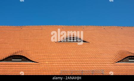 Haus Dach mit roten Fliesen- und bat Gauben Stockfoto