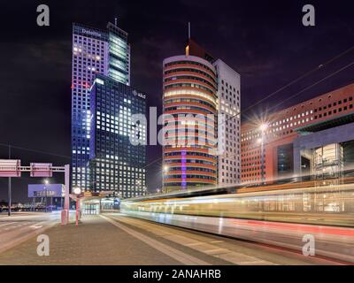 ROTTERDAM - 28. Dezember 2019. Moderne Architektur an Wilhelminaplein, Kop van Zuid. Die neu entwickelten industriellen Gebiet ist die Heimat von ikonischen Gebäuden. Stockfoto