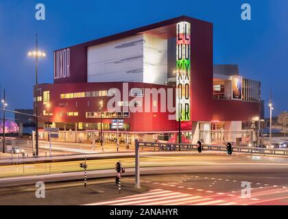 ROTTERDAM - Januar 2, 2020. Beleuchtete neue Luxor Theater an Wilhelminaplein, Kop van Zuid. Die erstaunliche Design durch australische Architekt Peter Wilson ich Stockfoto