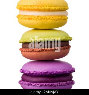 Stapel von französischen bunte Makronen auf Tisch auf weißem Hintergrund Stockfoto