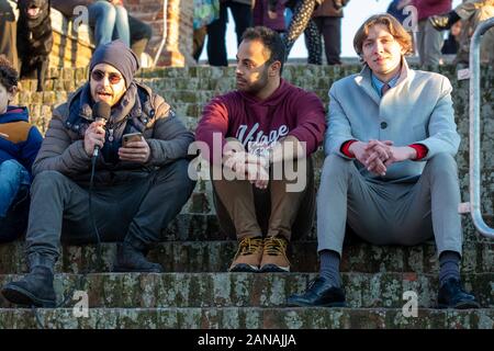 Comacchio, Italien, 12. Januar 2020. Sergio Echamanov 21 Jahre alten Mann aus Ferrara (Italien) mit spezifischen Lernschwierigkeiten (SLD) wurde von der italienischen Lega Parteichef Matteo Salvini während einer Wahlkampagne Rally beleidigt. In der Foto: Von links Ciro Zabini, Adam Atik und Sergio Echamanov während ein politisches Ereignis von "Sardine Bewegung" in Comacchio, Italien. Foto Filippo Rubin/Alamy leben Nachrichten Stockfoto