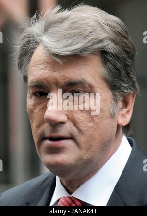 Ukrainische Präsident Wiktor Juschtschenko empfängt ein roter Teppich Empfang für eine Begegnung mit Gordon Brown an der Downing Street im Jahr 2008. Stockfoto