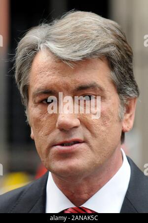 Ukrainische Präsident Wiktor Juschtschenko empfängt ein roter Teppich Empfang für eine Begegnung mit Gordon Brown an der Downing Street im Jahr 2008. Stockfoto