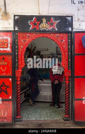 Szenen aus den kurvenreichen Gassen und Straßen, aus denen das UNESCO-Weltkulturerbe der Casbah von Algier in Algerien stammt. Stockfoto