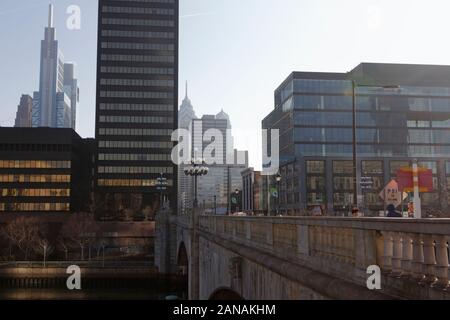 Philadelphia, PA, USA - Januar 15. 2020: Der Market Street Bridge nach Osten auf einer frühen Wintermorgen. Stockfoto