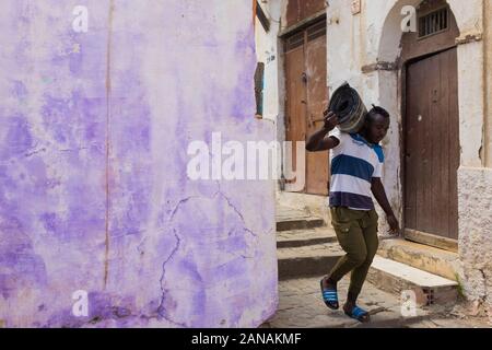 Szenen aus den kurvenreichen Gassen und Straßen, aus denen das UNESCO-Weltkulturerbe der Casbah von Algier in Algerien stammt. Stockfoto