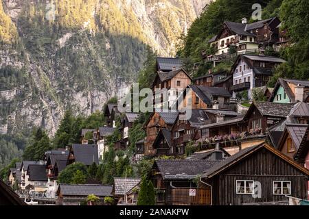 Hallstatt ist ein schönes Dorf von Touristen besucht. Hallstatt ist eine Stadt in den Bergen im Salzkammergut in Österreich. Es ist Al Stockfoto