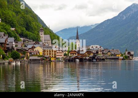 Hallstatt ist ein schönes Dorf von Touristen besucht. Hallstatt ist eine Stadt in den Bergen im Salzkammergut in Österreich. Es ist Al Stockfoto