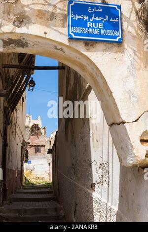 Szenen aus den kurvenreichen Gassen und Straßen, aus denen das UNESCO-Weltkulturerbe der Casbah von Algier in Algerien stammt. Stockfoto