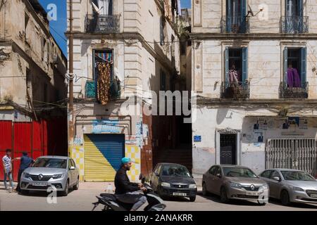 Szenen aus den kurvenreichen Gassen und Straßen, aus denen das UNESCO-Weltkulturerbe der Casbah von Algier in Algerien stammt. Stockfoto