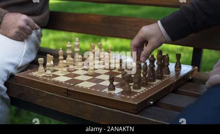 Großväter Schach spielen auf der Werkbank, Bewegte Figuren an Bord, Spiel Anfang Stockfoto