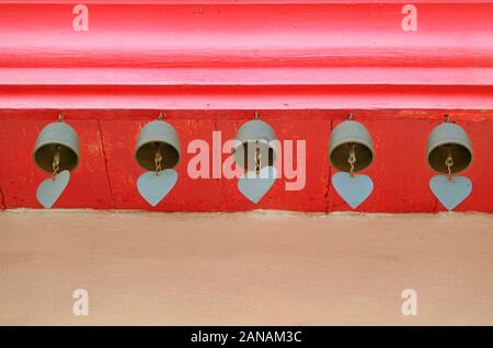 Reihe von winzigen Metall Windspiel an der Traufe Buddhistischer Tempel Stockfoto