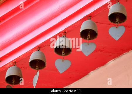 Winzige metall Windspiel an der Traufe Buddhistischer Tempel in Thailand Stockfoto