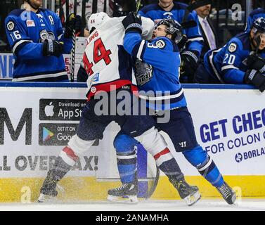 South Carolina Stingrays defenseman Jaynen Rissling (44), links, und Jacksonville Eisgruben steigt linken Flügel Emerson Clark (13) Verwicklung in den Foren während des zweiten Zeitraums von ein ECHL hockey Spiel am Veterans Memorial Arena in Jacksonville, Fla., Mittwoch, 15.01.2020. [Gary Lloyd McCullough/CSM] Stockfoto