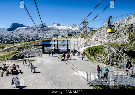 Das familienfreundliche Heilbronner Rundwanderweg auf das Dachsteinmassiv ist besonders ideal für Familien und Kinder, die gerne laufen. Stockfoto