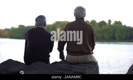 Die älteren Rentner genießen, Wald und Wasser sitzen am Flussufer, Wochenende rest Stockfoto