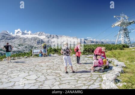 Das familienfreundliche Heilbronner Rundwanderweg auf das Dachsteinmassiv ist besonders ideal für Familien und Kinder, die gerne laufen. Stockfoto