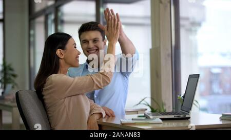 Gerne Freiberufler hoch fünf und lächelnd, Unternehmen Erfolg, Erfolg Stockfoto