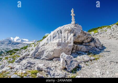 Das familienfreundliche Heilbronner Rundwanderweg auf das Dachsteinmassiv ist besonders ideal für Familien und Kinder, die gerne laufen. Stockfoto