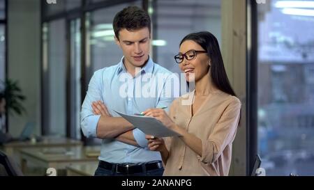 Fröhliche kreative Diskussion um, asiatische Frau Notizen Papier Stockfoto