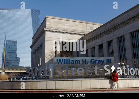 Philadelphia, PA, USA - Januar 15, 2020: Westfassade der William H. Grau III 30th Street Station vor Universitätsstadt. Stockfoto