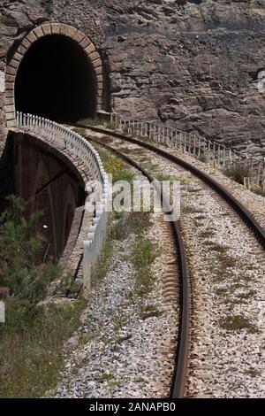 Ein Zugtunnel auf der Strecke, während der Zug von Algier nach Konstantin in Algerien fährt Stockfoto