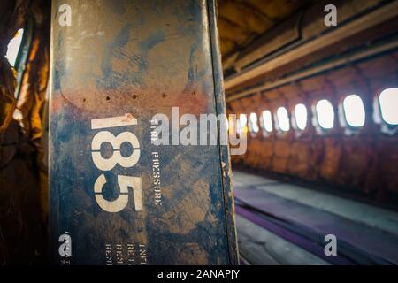 Bangkok/Thailand-06 Dezember 2019: Bangkok Flugzeugraveyard, Details aus Innenräumen eines zerbrochenen kommerziellen Flugzeugwracks. Stockfoto