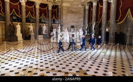 Washington, District of Columbia, USA. 15 Jan, 2020. Die Prozession des Hauses amtsenthebungsverfahren Managern an den Senat nach der Ausfertigung feierliche Unterzeichnung der Amtsenthebung. Quelle: Michael Brochstein/ZUMA Draht/Alamy leben Nachrichten Stockfoto