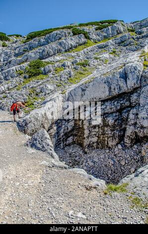 Das familienfreundliche Heilbronner Rundwanderweg auf das Dachsteinmassiv ist besonders ideal für Familien und Kinder, die gerne laufen. Stockfoto