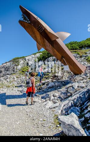 Das familienfreundliche Heilbronner Rundwanderweg auf das Dachsteinmassiv ist besonders ideal für Familien und Kinder, die gerne laufen. Stockfoto