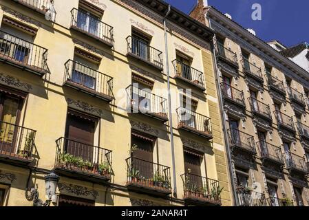 Ein spanisches Gebäude mit Balkons mit Holzläden in Madrid, Spanien Stockfoto